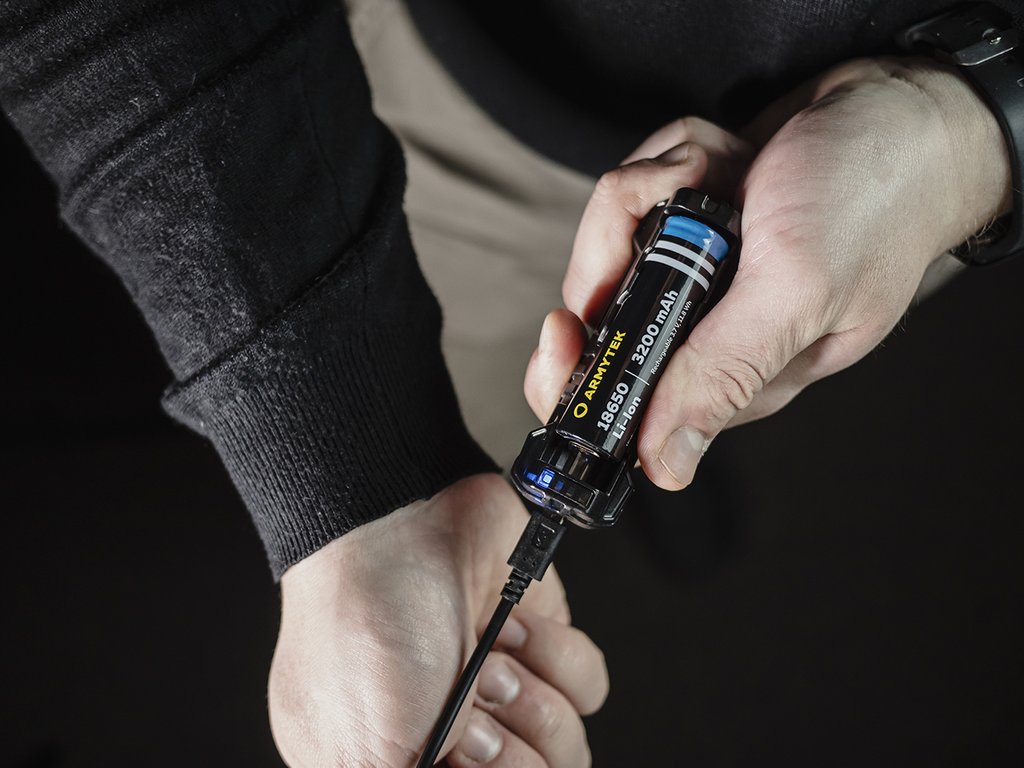 Latarka Armytek Dobermann Extended Set White
