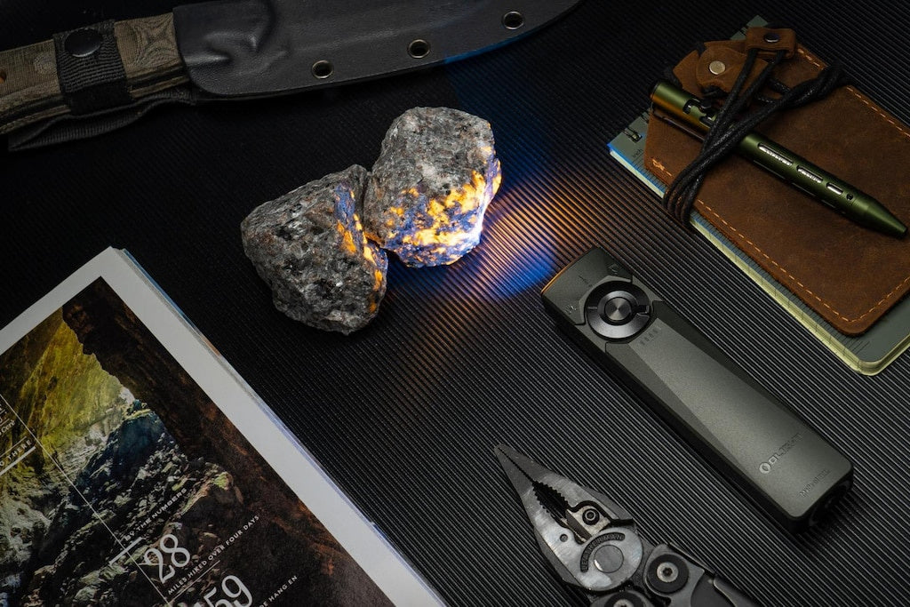 Latarka akumulatorowa EDC ze wskaźnikiem Olight Arkfeld Ultra UV 1400 lm