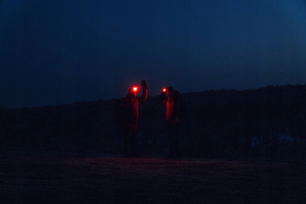 Latarka czołowa i kątowa Olight Perun 3 Mini cw Black z opaską 1250 lumenów