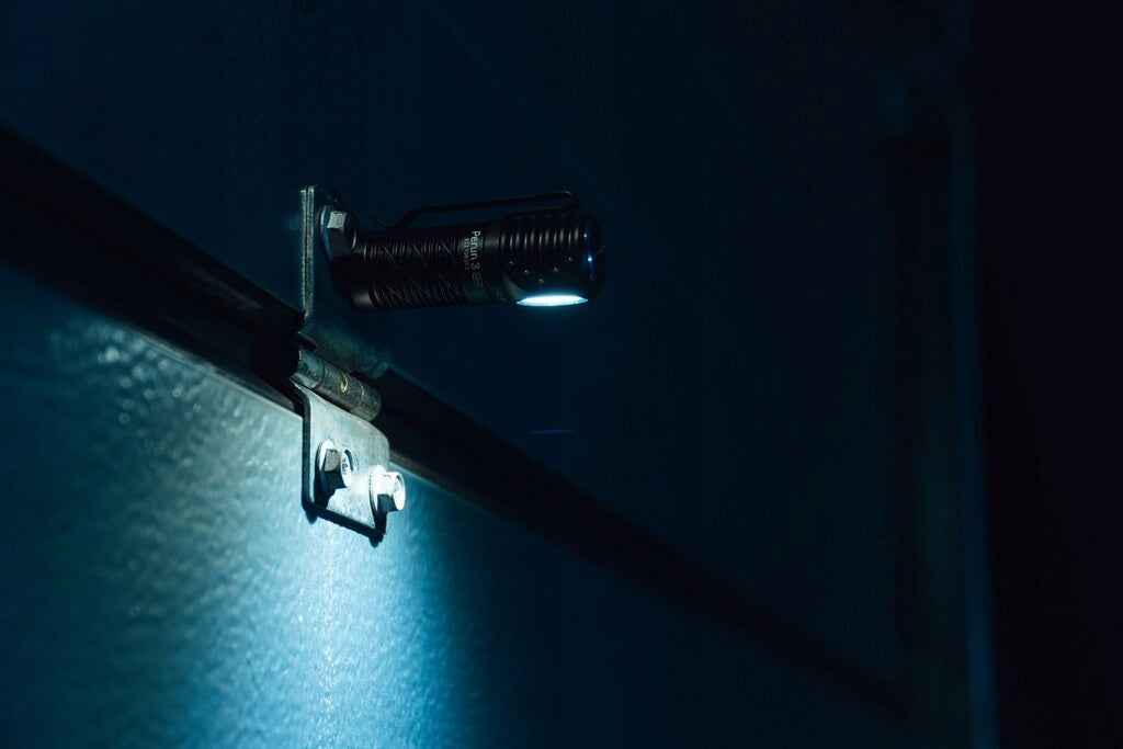 Latarka czołowa i kątowa Olight Perun 3 Mini Premium Black z opaską 1250 lm