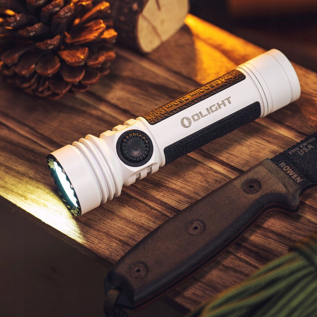 Latarka klasyczna LED Olight Seeker 4 Pro biała 4600lm 260m 15 dni