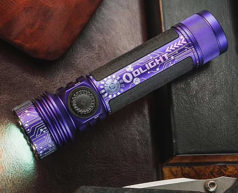 Latarka klasyczna LED Olight Seeker 4 Pro purpurowa 4600lm 260m 15 dni