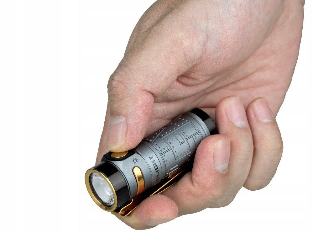 Latarka z ładowarką Olight Baton 4 Premium Edit Fighter 1300lm 170m 190dni