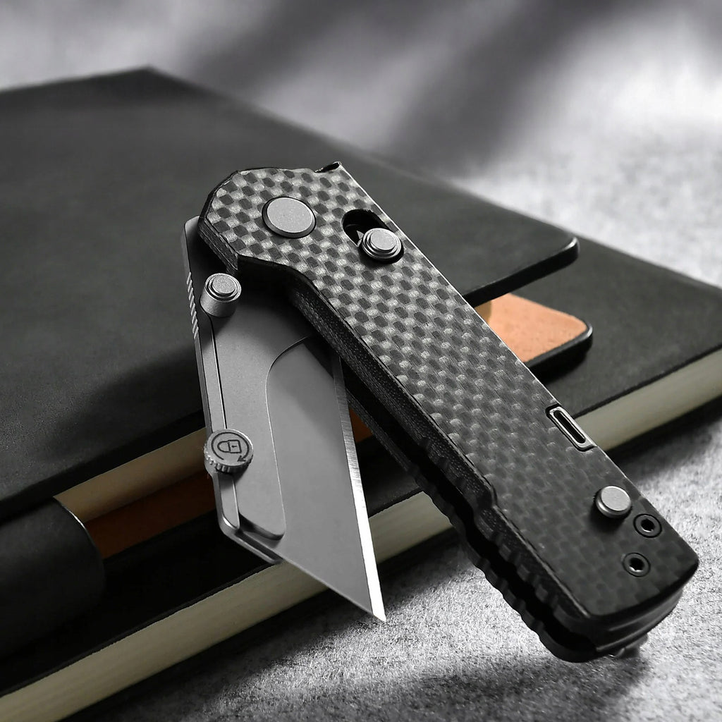 Nóż EDC Oknife z wymiennym ostrzem SK5 i śrubokrętem bit-driver G10 Carbon