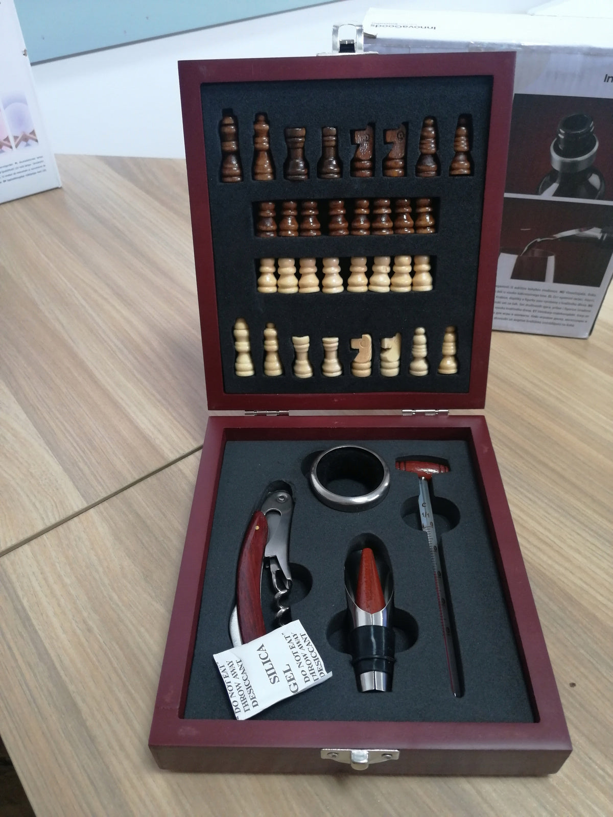 Zestaw akcesoriów do wina + szachy InnovaGoods,