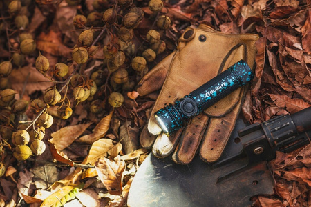 Latarka klasyczna Olight Seeker 4 Pro ciemno niebieska 4600 lm LED