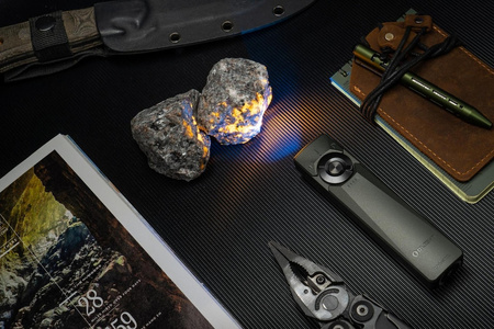 Latarka akumulatorowa EDC ze wskaźnikiem Olight Arkfeld Ultra UV 1400 lm