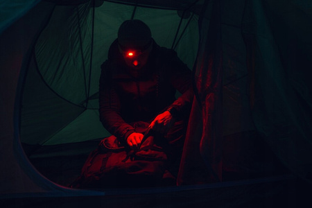 Latarka czołowa i kątowa Olight Perun 3 Mini HCRI NW Black z opaską 920 lm