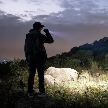 Latarka Olight Warrior Ultra szara 2500lm 320m 55 dni