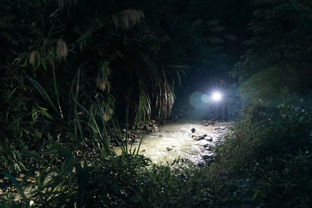 Latarka z ładowarką Olight Baton 4 Premium Edition biała 1300lm 170m 190dni