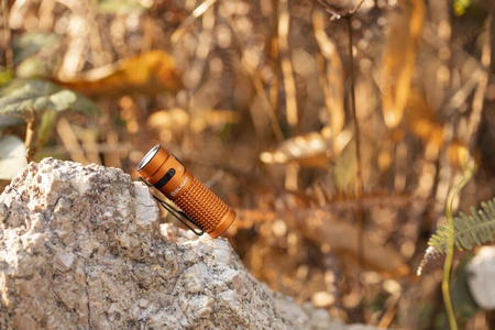 Latarka klasyczna LED Olight Baton 4 pomarańczowa 1300lm 170m 30 dni