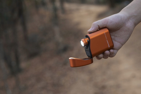 Latarka LED z ładowarką Olight Baton 4 Premium pomarańcz1300lm 170m 190dni