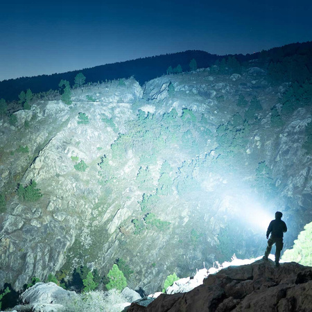 Latarka reflektor i szperacz Olight Marauder mini 7000 lm LED